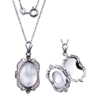 Reign Silver Diamondlite Oval 
Mother of Pearl Pendant  